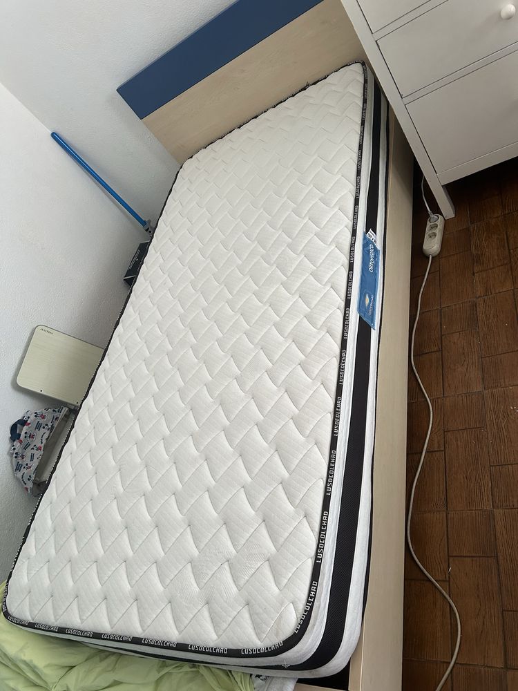 Cama de solteiro creme e azul