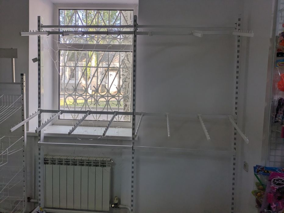 Металевий стелаж для одягу