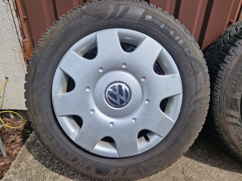 Sprzedam opony zimowe 215/65/16 z felgami 5X112  ET 33 i kołpakami VW