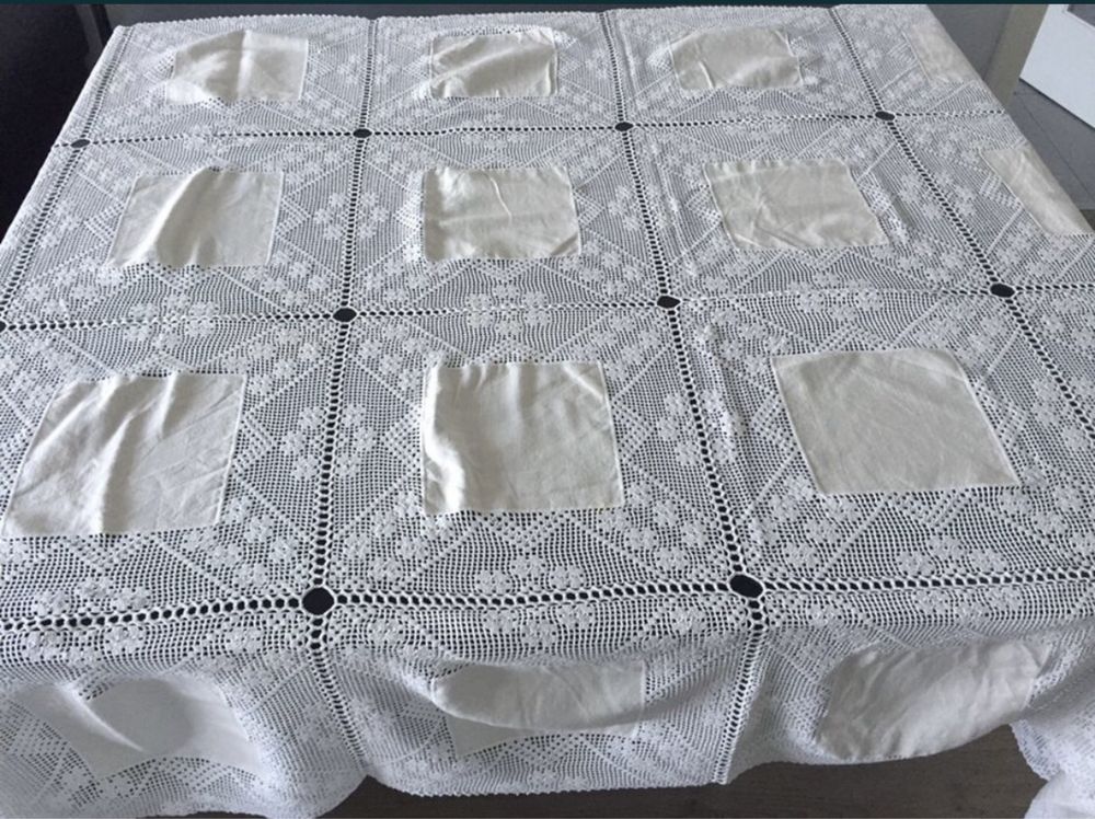 Grande Toalha de Renda - Feita à Mão - NOVA