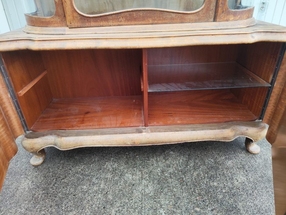 Antyczna witryna w stylu ludwikowskim, gięte szyby, lata 1920–1940