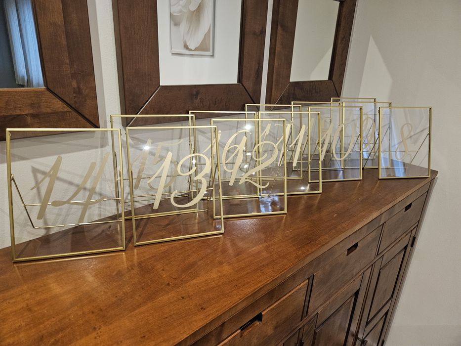 Numery stołów w złotych ramkach (cena za wszystkie)