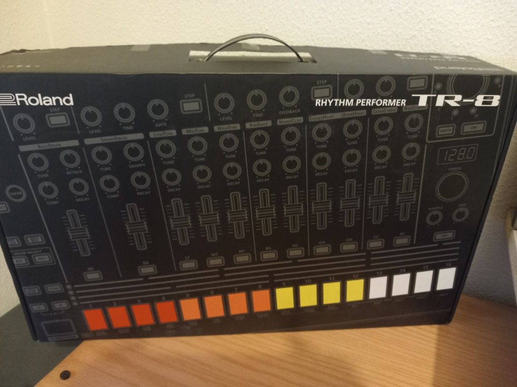 Drum Machine Roland TR-8