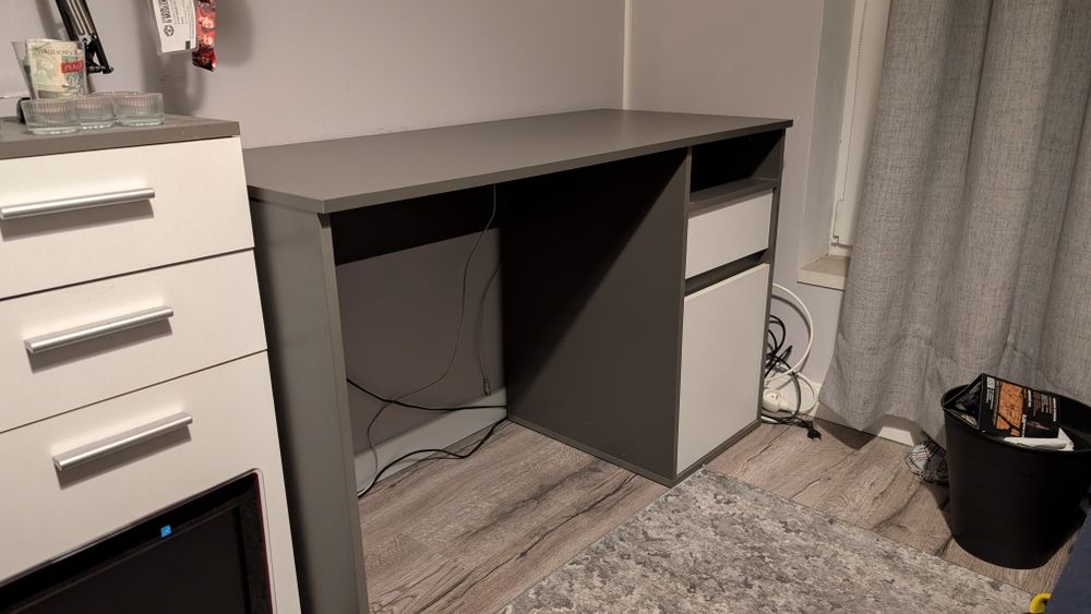 Biurko szare z szufladą i szafką