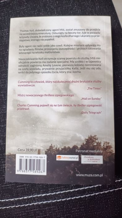 Książka Charles Cumming "Obcy kraj"