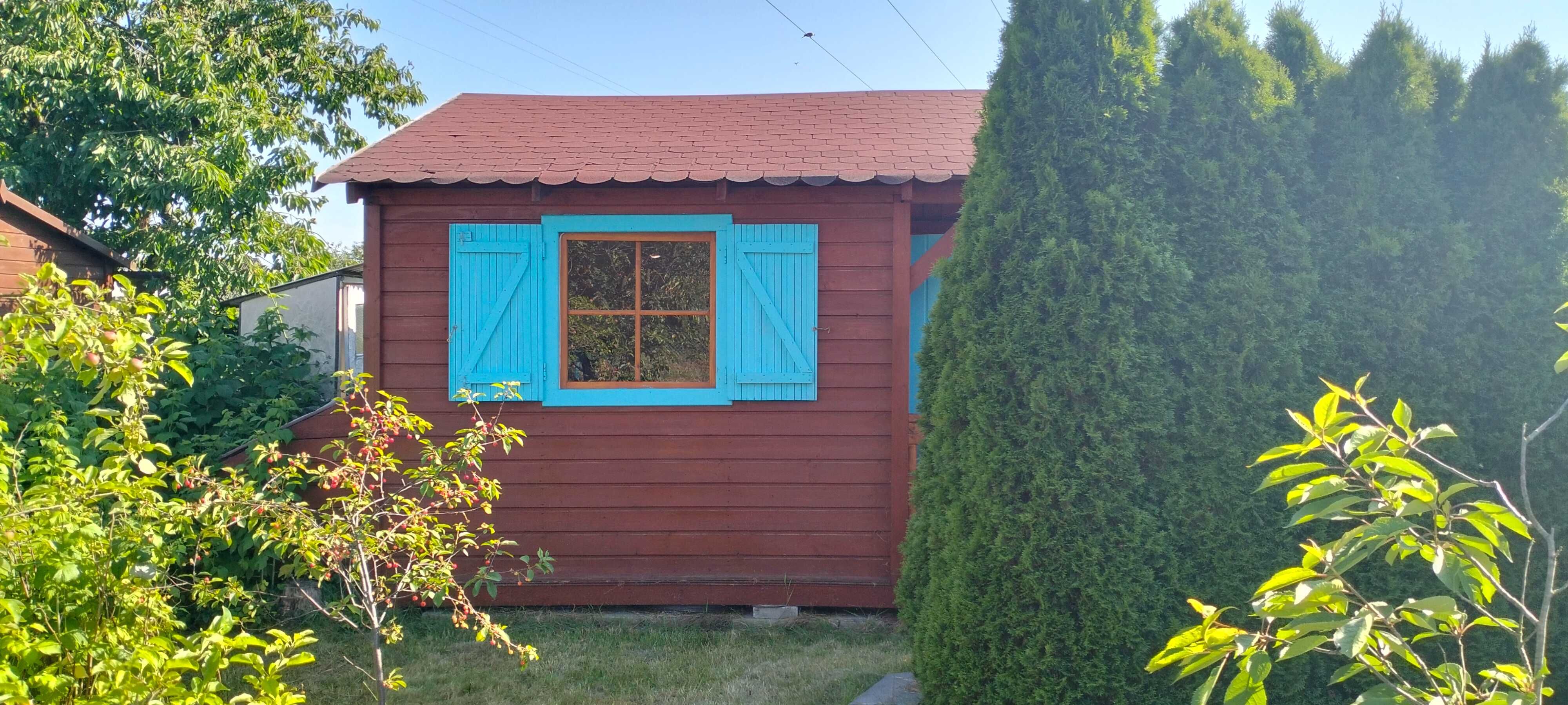 Perfekcyjna działka ROD z błękitnymi okiennicami