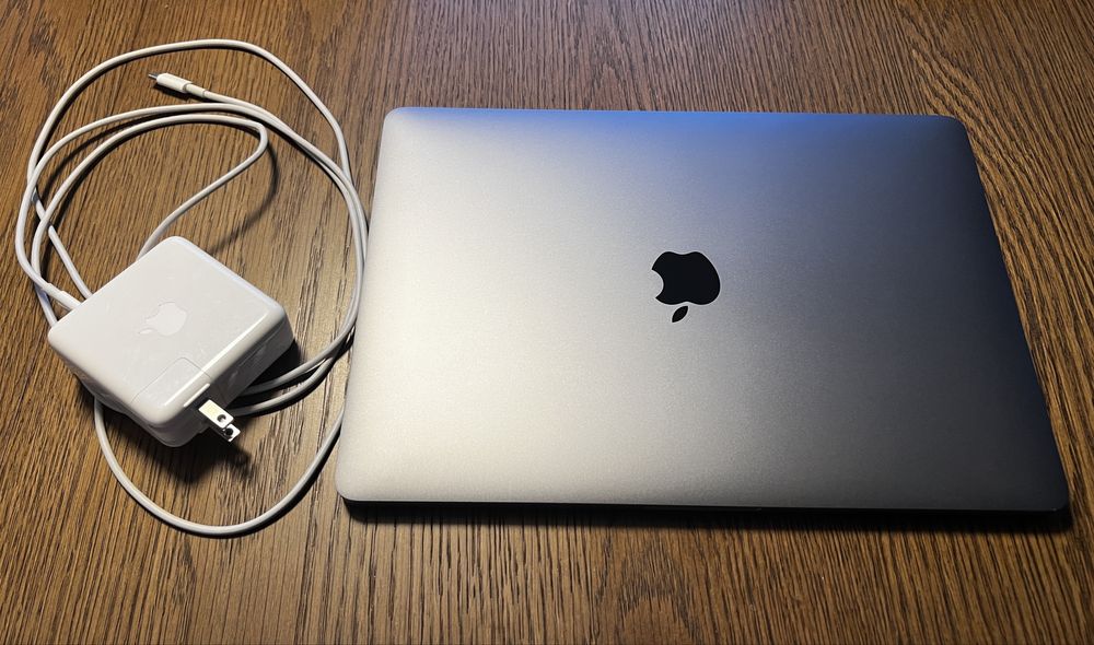 MacBook pro 13 cali z touchbar 252GB