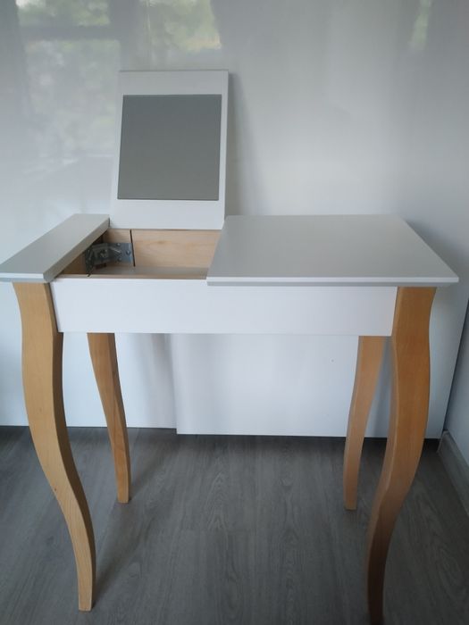 Toaletka z drewnianymi nogami