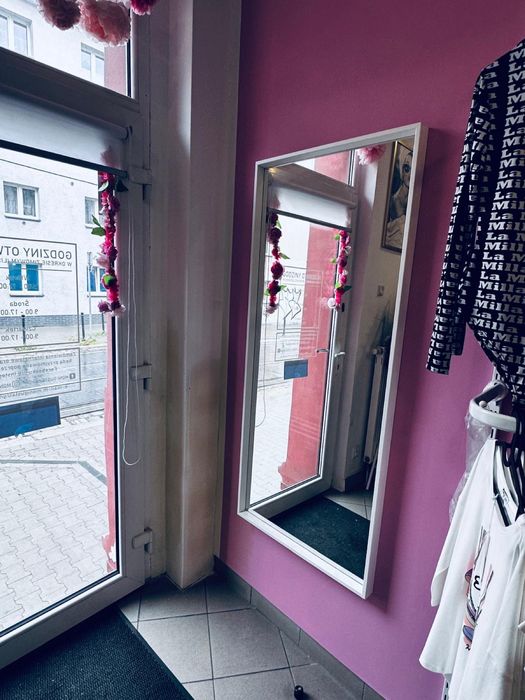 Wyposazenie sklepu odziezowego , butiku