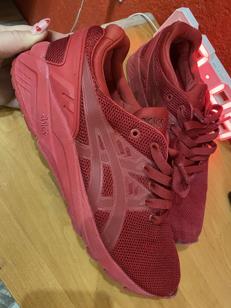 Продам кросовки оригинальные asics