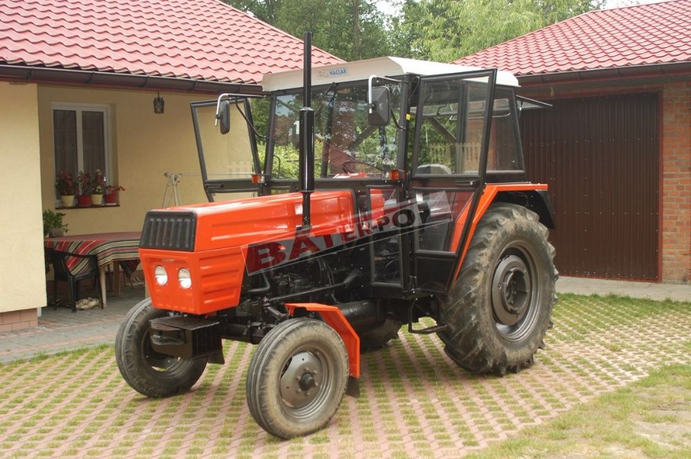 Kabina URSUS C-360 NAGLAK z metalowymi kanciastymi błotnikami C360