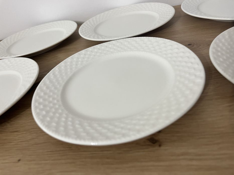 Zestaw talerzy deserowych.