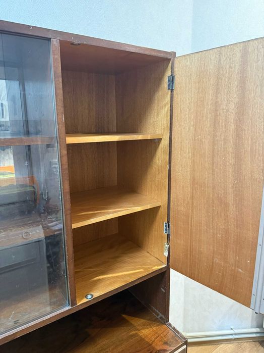 Книжный шкаф низкий весна натуральное дерево 1972 г венгрия будапешт