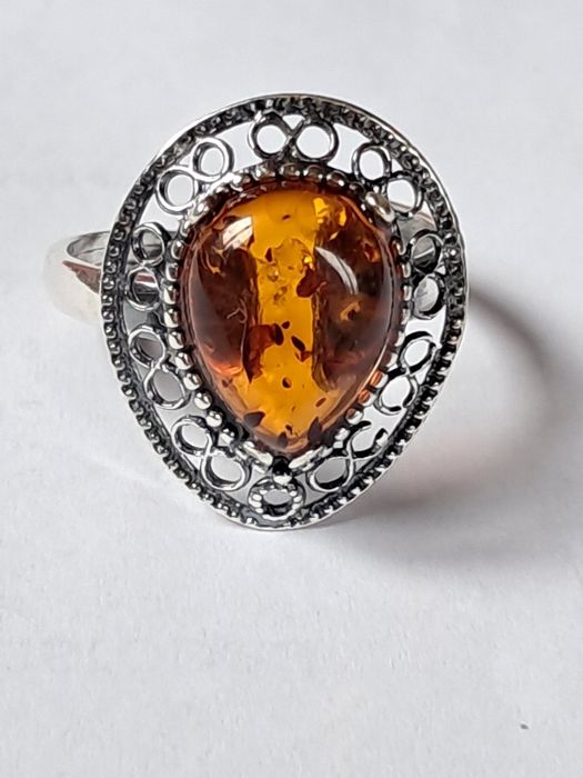 srebrny regulowany pierścionek z naturalnym bursztynem bałtyckim