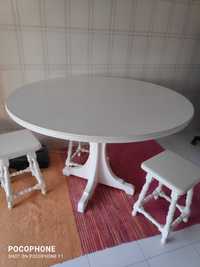 Vendo conjunto de mesa e 5 bancos lacado em branco