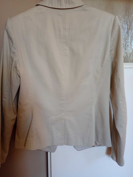 Żakiet damski w kolorze jasno beżowym