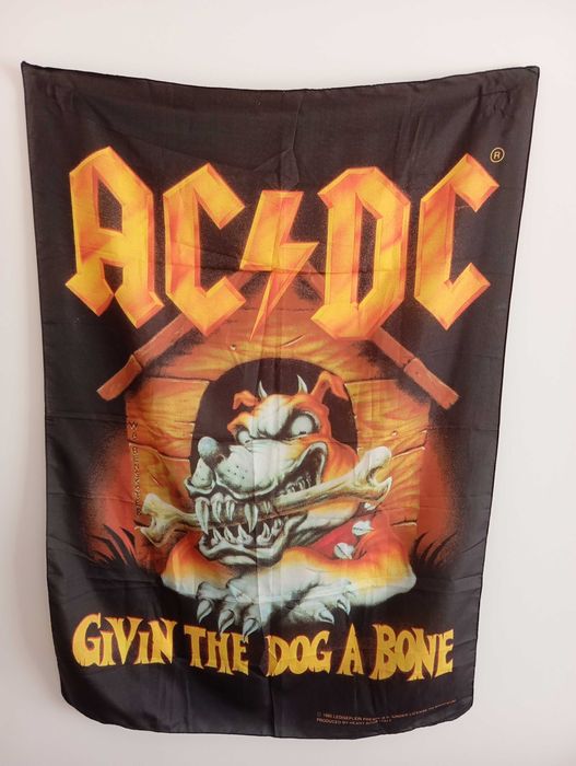 Bandeira AC DC giving the dog a bone