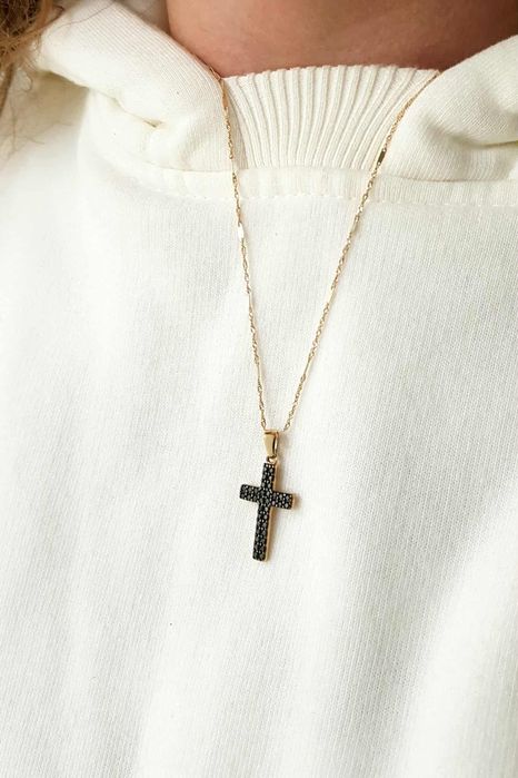 Złota zawieszka krzyż z czarnymi cyrkoniami