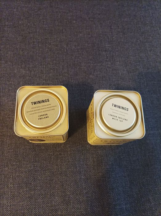 Dwie puszki po herbacie