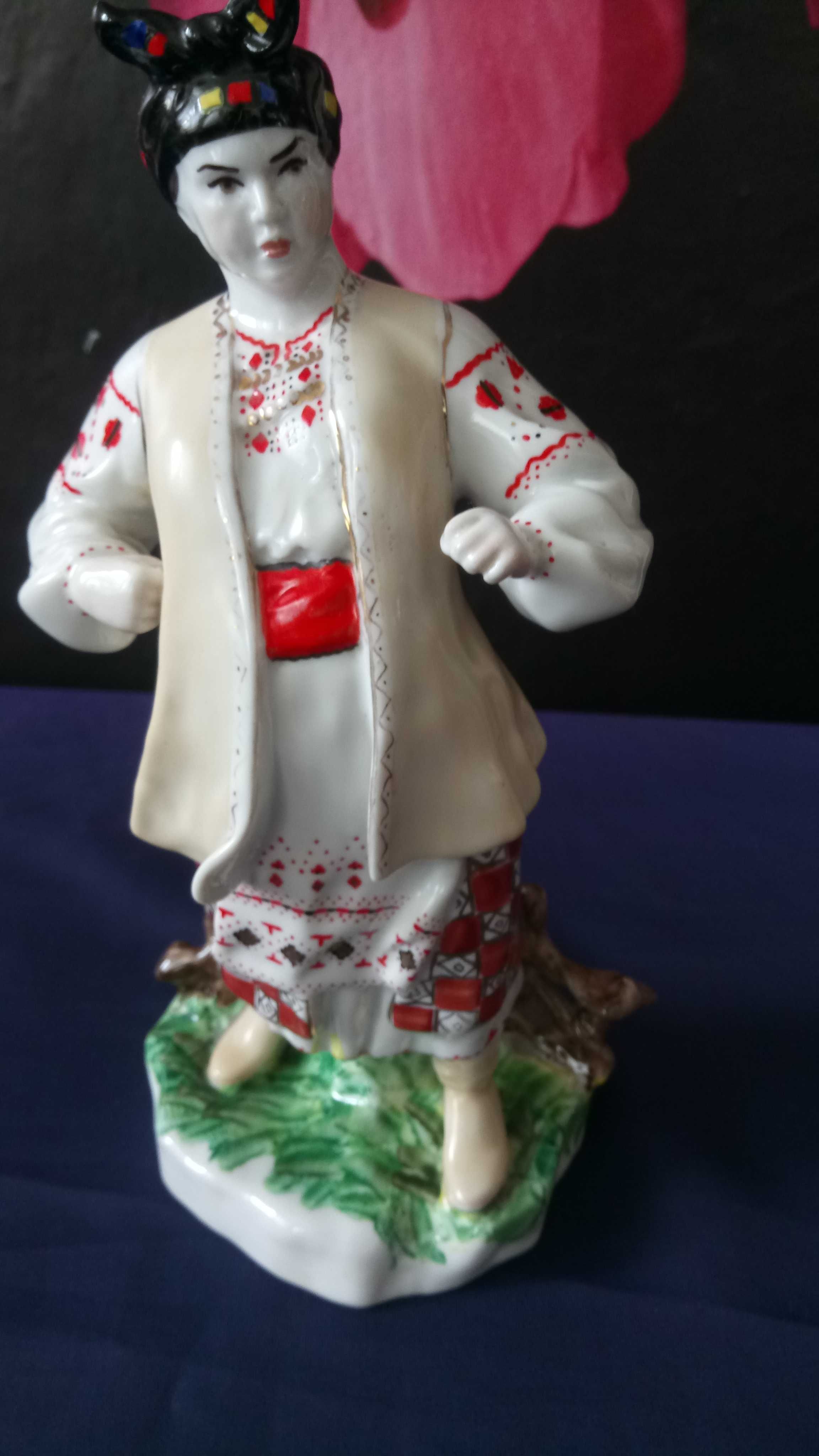 Старые изделия из фарфора.