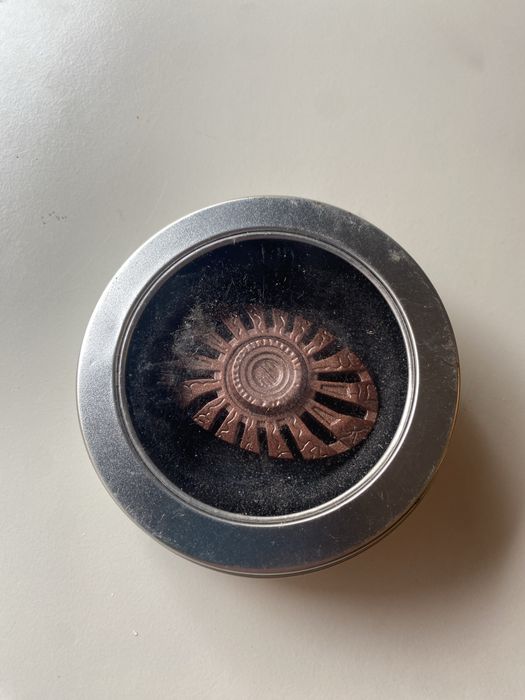 Spinery w metalowych pudelkach