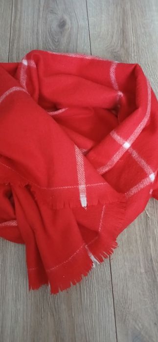 Czerwony szalik ciepły
