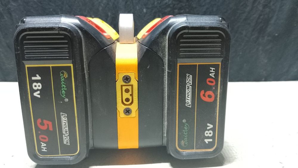 Кейс - адаптер для батарей DeWalt. Параллельное соединение 4-х.