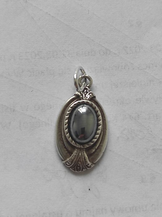 Srebrna zawieszka z hemotytem