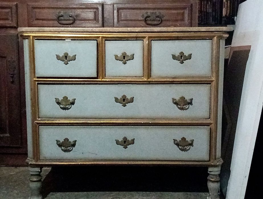 Móvel Mármore linhas Douradas