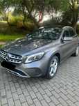 Mercedes gla com car play e estofos em pele castanha