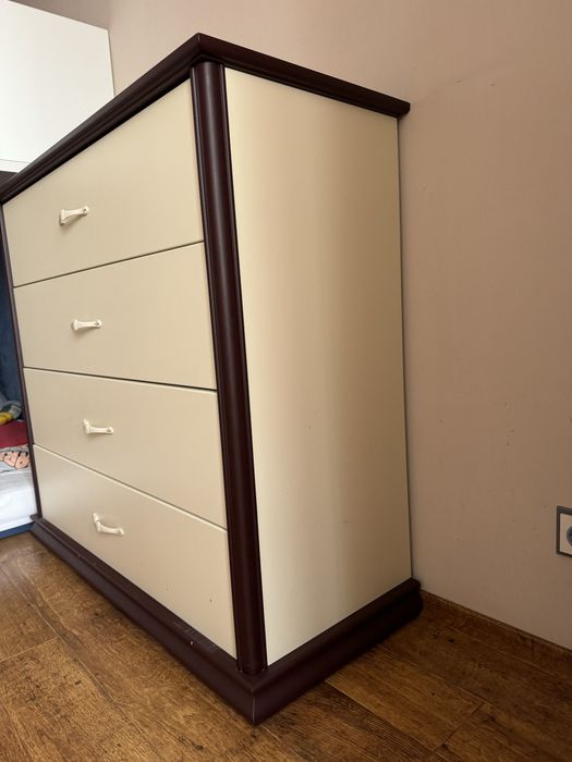 Комод тумба из натурального дерева цвет слоновой кости , четыре ящика