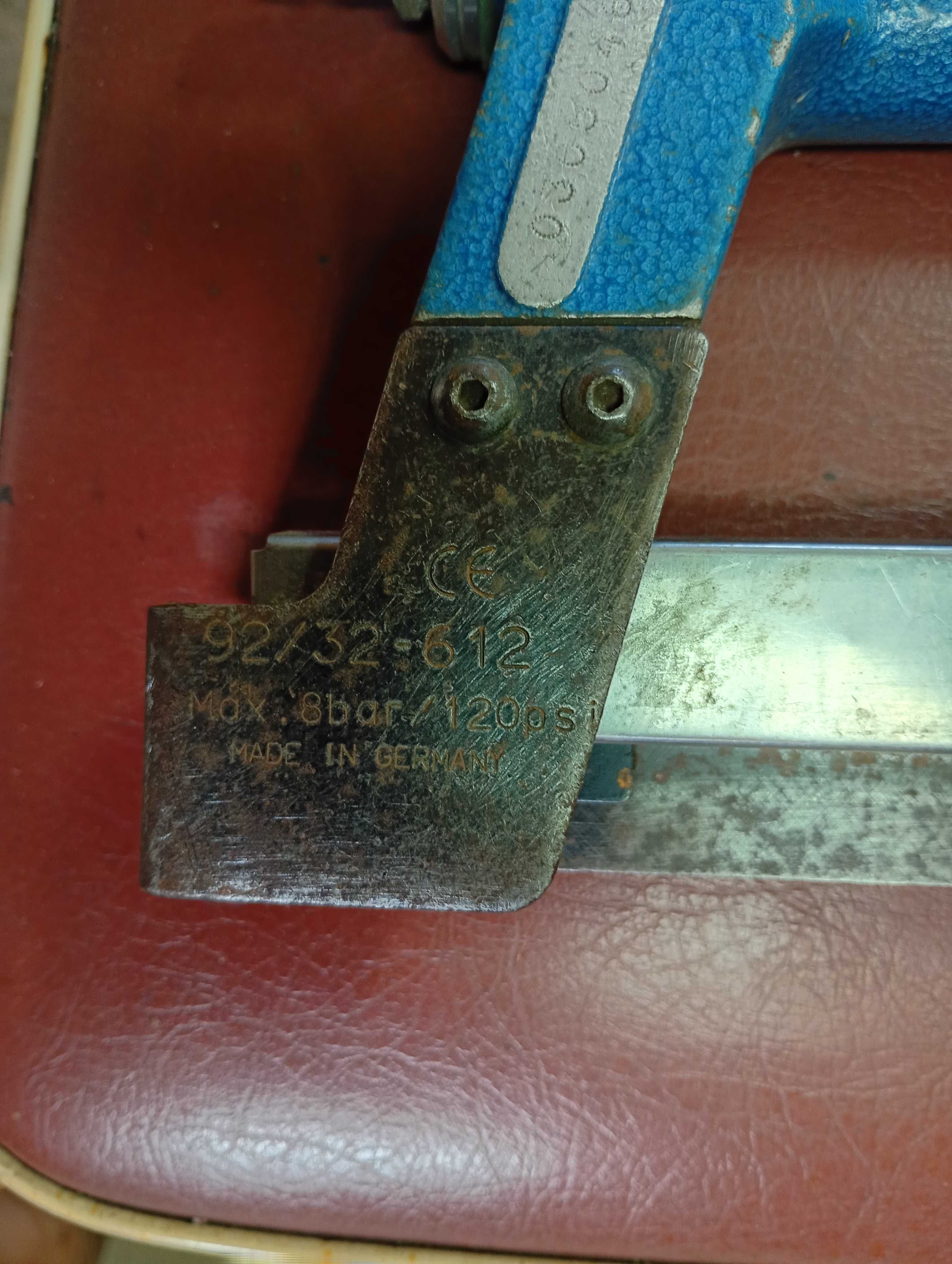 Pneumatyczny pistolet tapicerski