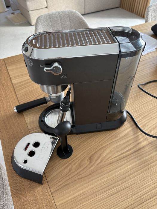 Ekspres kolbowy DeLonghi Dedica Style szary