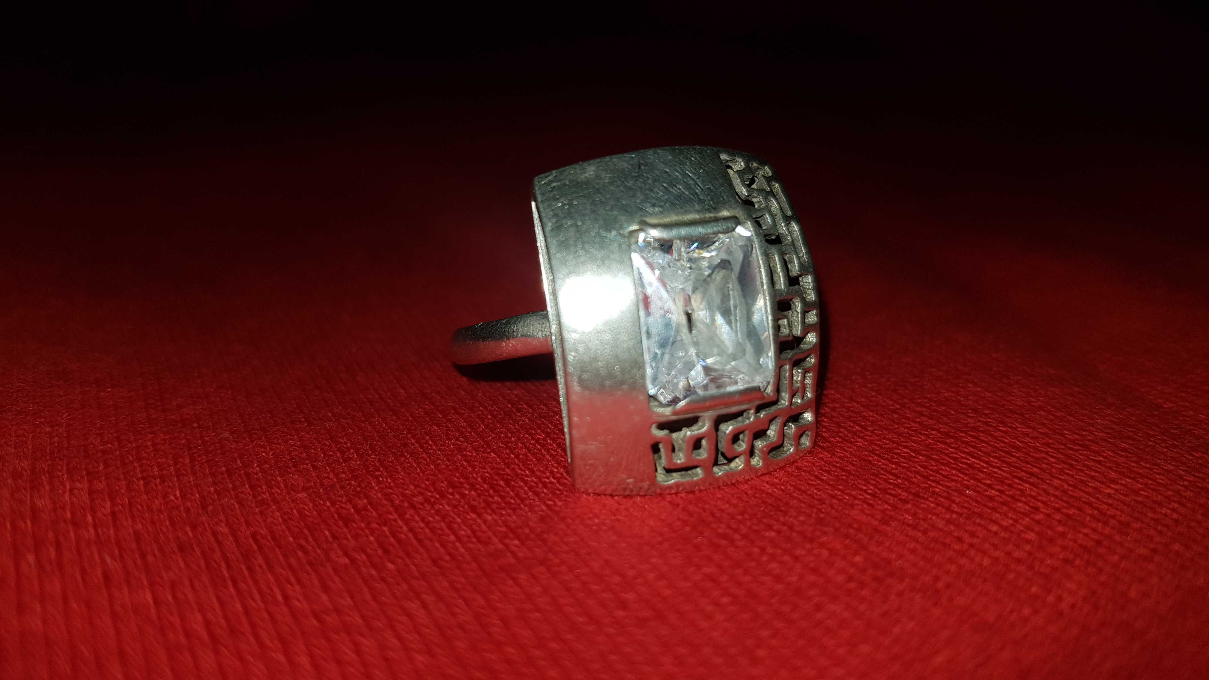 Sebrny pierścionek z kamieniem