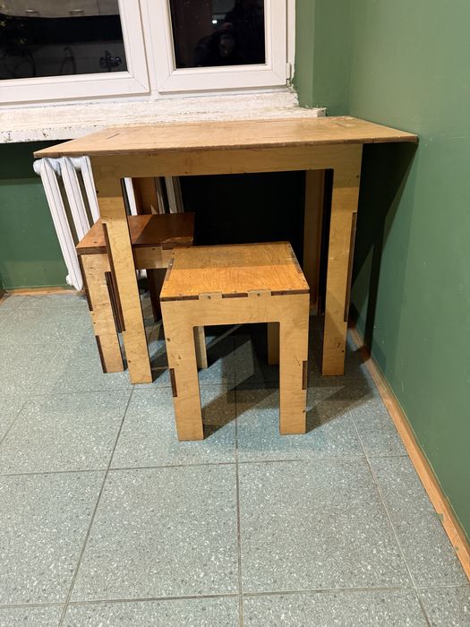 Stół z dwoma taboretami