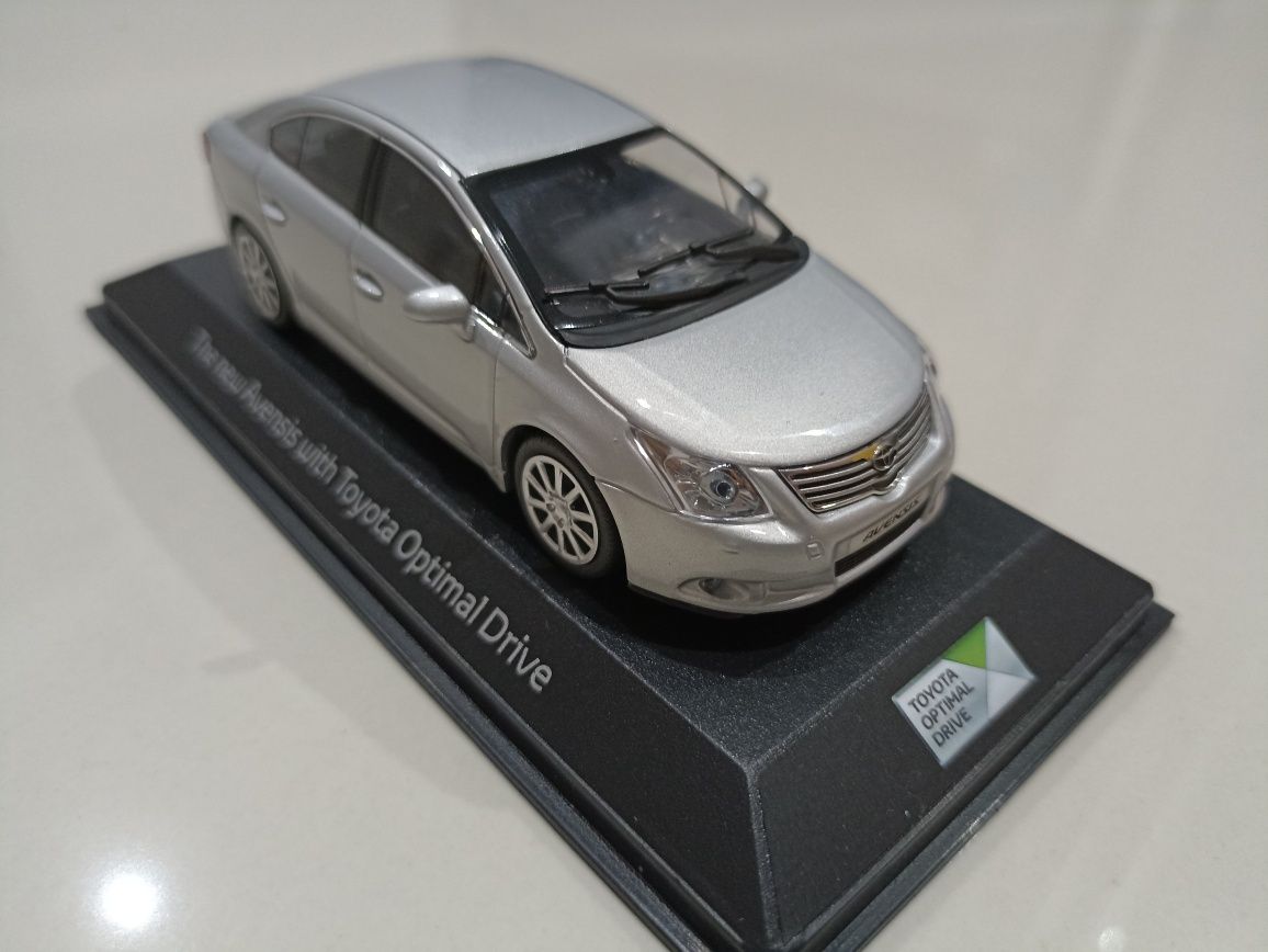 Model Minichamps Toyota Avensis T27 sedan 1:43