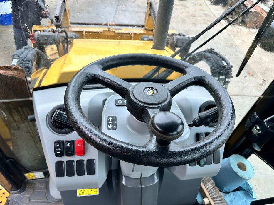 Koparko-ładowarka  2021 r CAT 428 NEXT GEN STAGE V