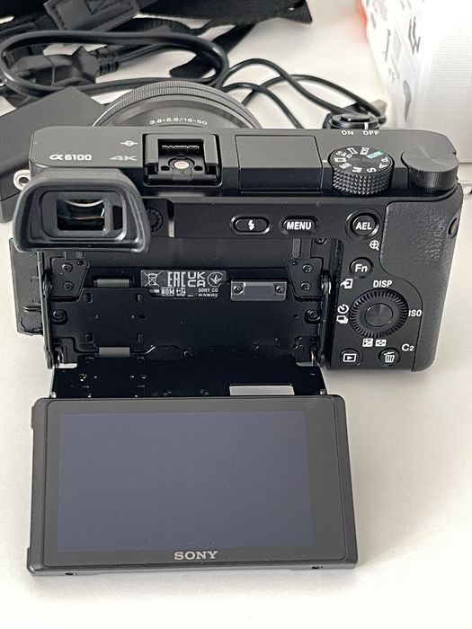 Sony a6100 + 16-50mm + karta pamięci + 3 chusteczki