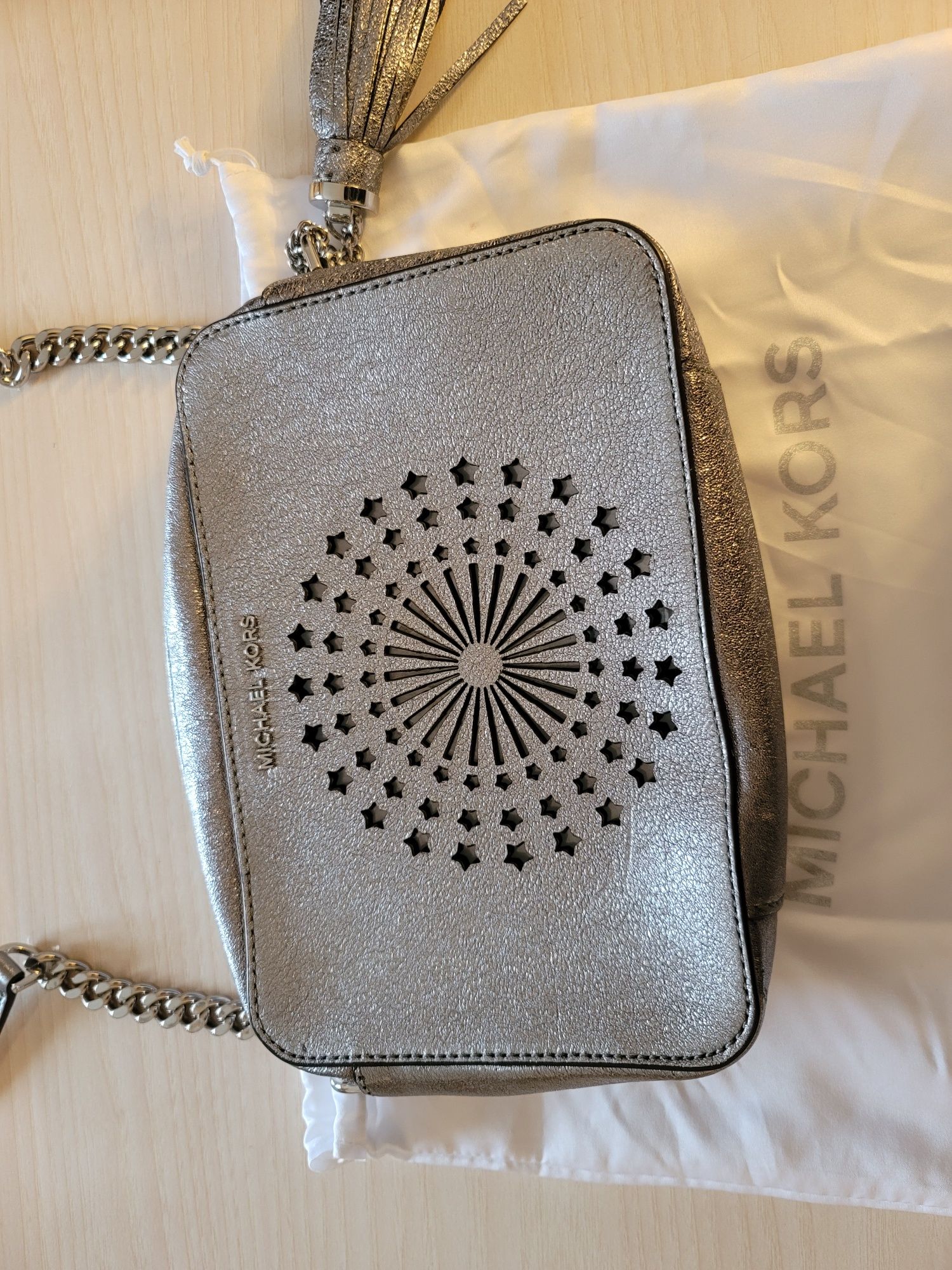 Michael Kors  сумка  нова, шкіряна, срібного кольору.