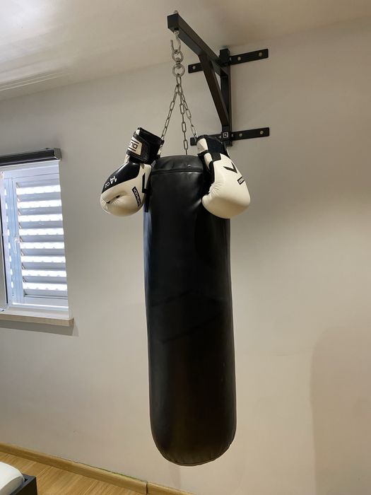 Saco de boxe + suporte de parede + luvas