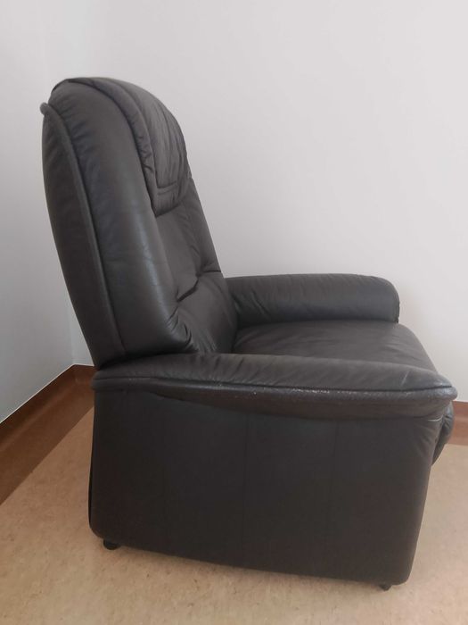 fotel z wysuwanym podnóżkiem, regulowane oparcie, skóra