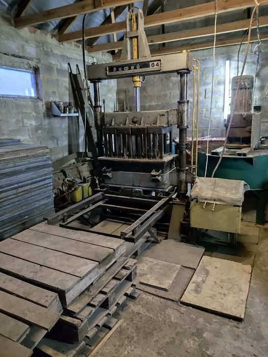 Прес для виробництва будівельних матеріалів