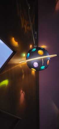 Lampa projektor IKEA typ T0329 wyświetla na ścianie gwiazdy planety