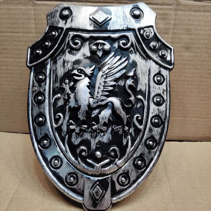 Щит рыцаря барельеф, объемный детский 28х21см. Серебро чернен. Пластик