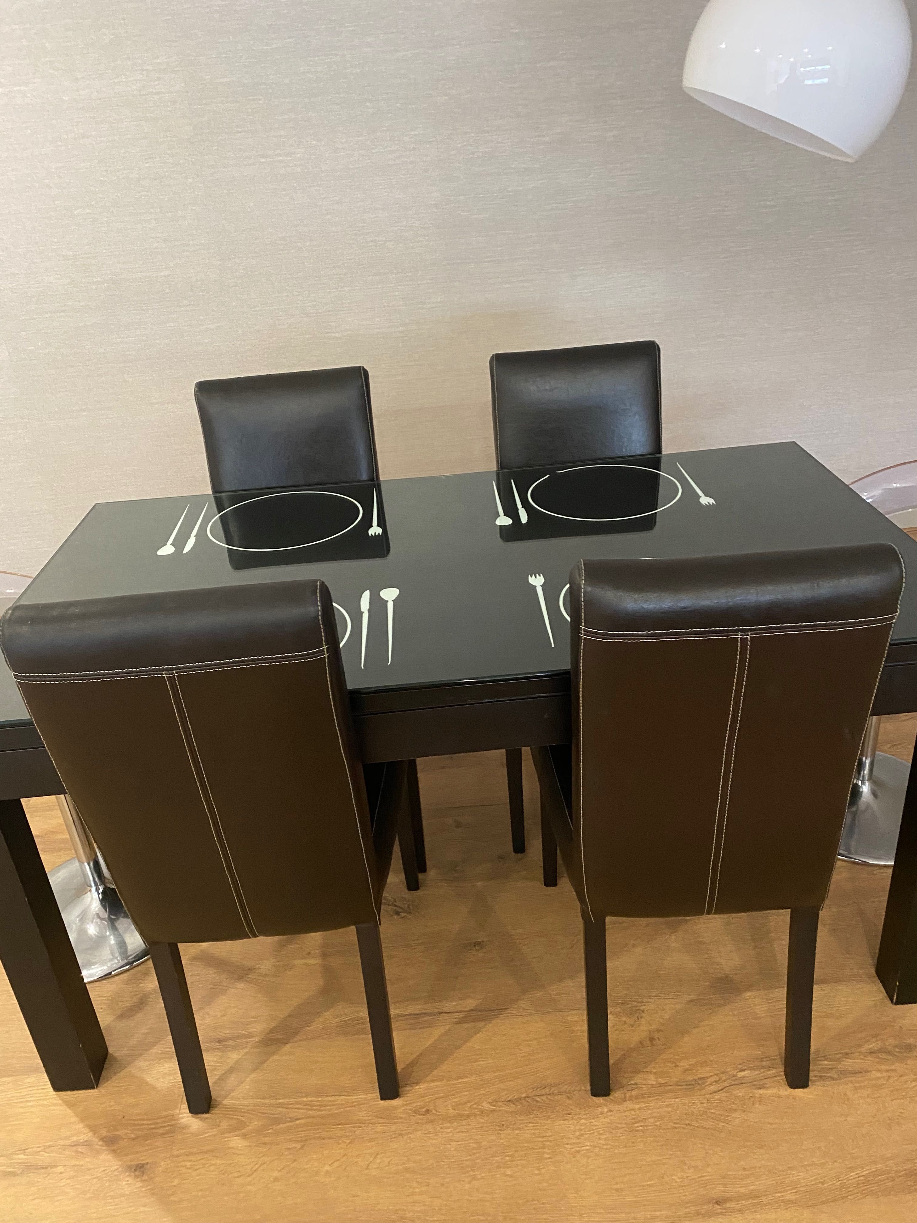 Mesa de jantar com 4 cadeiras em ecopele castanha