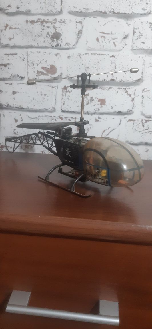 Mini helikopter dron.