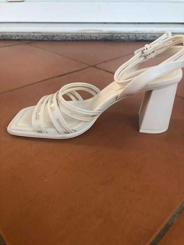 Sandálias com salto brancas (Stradivarius)