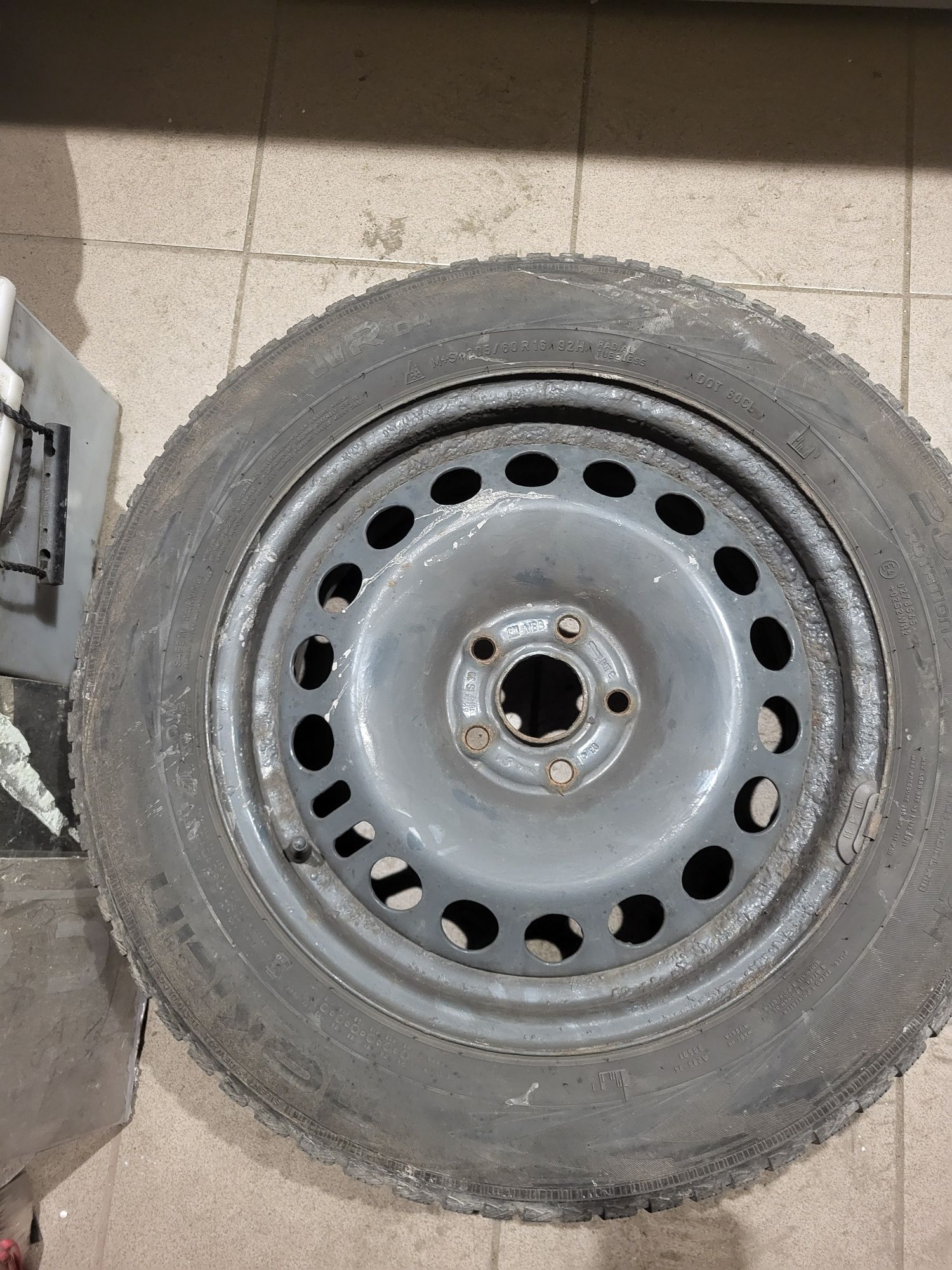 Koła z zimowymi oponami Nokian 205/60 R16 5x105