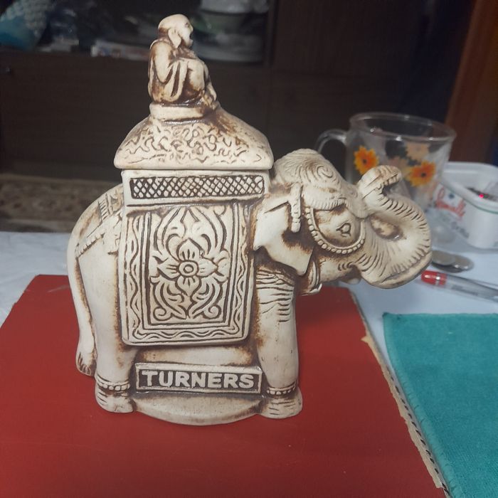 Фигурки слоны,троль ,рог для вина и другие.