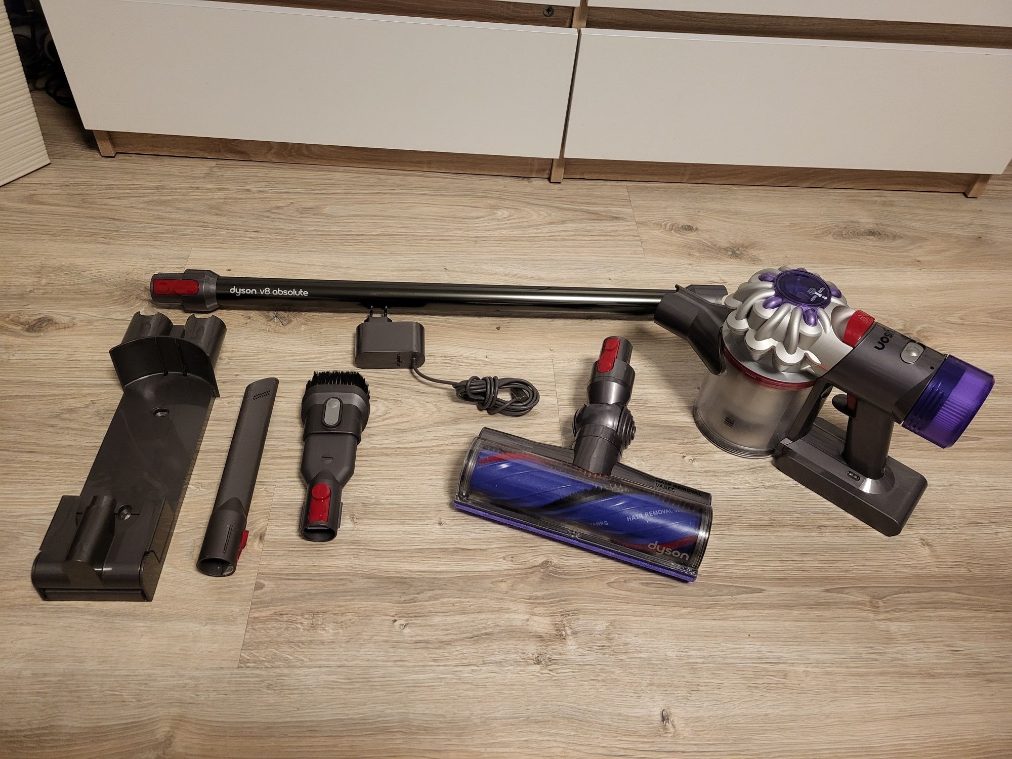 Odkurzacz Dyson v8 absolute bezprzewodowy pionowy Nowy model Ładny